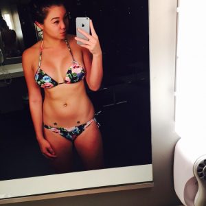 Coquine asiatique aime purger des couilles dans le 42