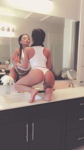 amatrice sexy asiatique dans le 25 donne selfie coquin