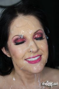 après un plan cul sur le 51 elle finit avec une ejac faciale