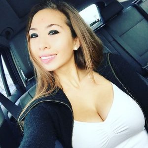 babe asiate du 24 aux courbes sensuelles