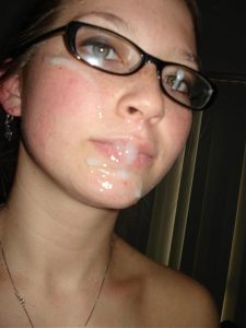 coquine prend une ejac faciale pendant plan cul sur le 43