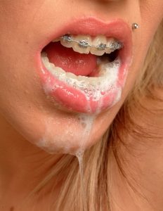 éjaculation sur le visage pour fille sexy du 21