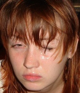 éjaculation sur le visage pour fille sexy du 59