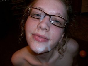 éjaculation sur le visage pour fille sexy du 72