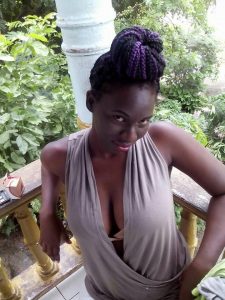 femme noire nue du 68 exhibe gros nichons