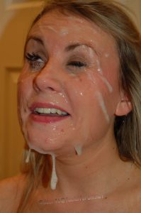 fille sexy du 27 couverte par un facial cumshot