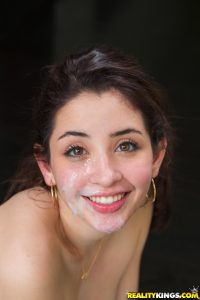 salope du 08 se prend une belle éjac faciale en mode porno